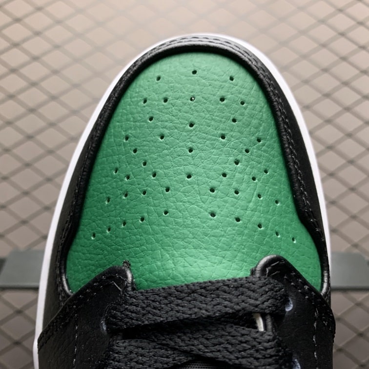 Air Jordan 1 Mid Pine Green One Feet (05)