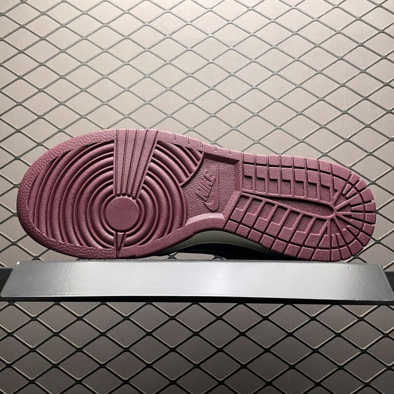 Dunk Low Retro PRM Valentine’s Day (2027)