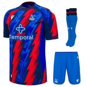 Maillot Kit Enfant Crystal Palace Third 2026 2027 Un kit enfant haut en couleur aux couleurs de Crystal Palace Le Maillot Kit Enfant Crystal Palace Third 2026/2027 se distingue par un design particulièrement dynamique mêlant le bleu, le rouge et le bleu marine. Son motif graphique en éclairs apporte une allure moderne et énergique, tandis que l’écusson du club et les détails Macron viennent compléter cette tenue inspirée de l’univers des Eagles. Un maillot Third au motif graphique spectaculaire La partie supérieure du maillot associe plusieurs nuances de bleu à de larges motifs rouges inspirés de formes électriques. Les détails bleu marine structurent l’ensemble et créent un contraste marqué avec les couleurs principales du club. Le short bleu reprend une esthétique plus sobre avec l’écusson de Crystal Palace et le logo Macron sur le devant. Un ensemble confortable pour les jeunes supporters Pensé pour accompagner les enfants lors des activités sportives comme au quotidien, ce kit bénéficie d’une matière légère et d’une coupe adaptée aux mouvements. L’ensemble permet aux jeunes supporters d’afficher fièrement les couleurs de Crystal Palace tout en profitant d’une tenue agréable à porter. Le Maillot Kit Enfant Crystal Palace Third 2026 2027 Kit enfant Crystal Palace Version Third Saison 2026/2027 Maillot et short Coloris bleu, rouge et bleu marine Motif graphique en forme d’éclairs Écusson Crystal Palace Logo Macron Sponsor Temporal sur le maillot Short bleu Matière légère Coupe adaptée aux enfants Bonne liberté de mouvement Chaussettes disponibles en option Chaussettes non incluses par défaut avec le kit Disponible en plusieurs tailles enfant Code produit : CPA68413 Complétez la tenue de votre jeune supporter Pour découvrir davantage de produits aux couleurs des Eagles, explorez également la collection complète Crystal Palace 2026/2027, avec les maillots domicile, extérieur et Third, ainsi que les différentes tenues et équipements du club. Les chaussettes visibles sur la présentation du kit sont disponibles séparément en option et doivent être ajoutées à la commande si vous souhaitez obtenir l’ensemble complet avec chaussettes. Conseils d'entretien Lavez le maillot et le short à 30 °C sur l’envers avec des couleurs similaires afin de préserver les couleurs et les motifs graphiques. Évitez le sèche-linge et l’adoucissant, et ne repassez pas directement sur les logos, l’écusson, le sponsor ou les éventuels flocages.