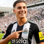 Matías Fernández-Pardo posa con la equipación del Newcastle en un estadio abarrotado, expresando su alegría tras su traspaso procedente del LOSC.