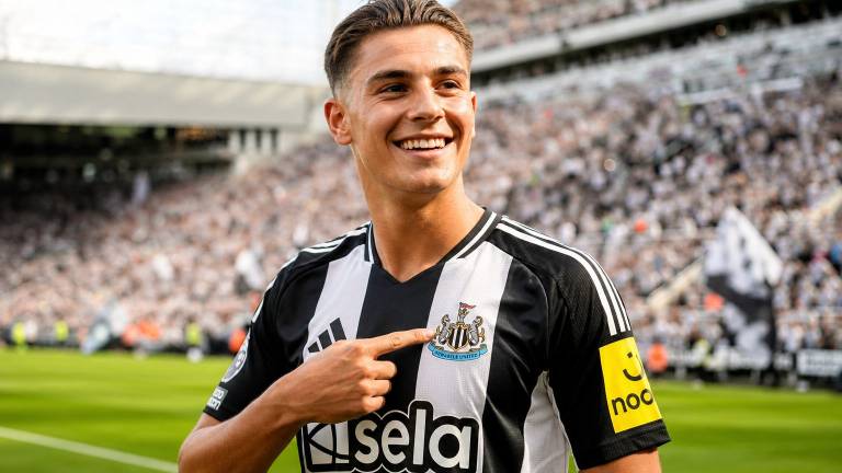 Matias Fernandez-Pardo posiert im Trikot von Newcastle in einem vollbesetzten Stadion und drückt seine Freude über seinen Wechsel von LOSC aus.