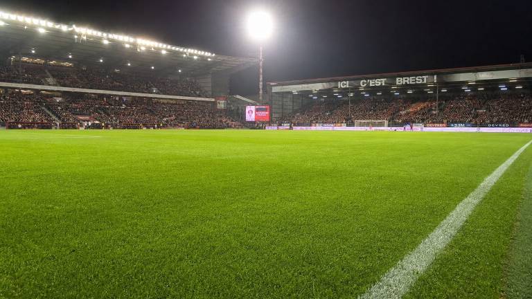 A great match atmosphere between Brest and PSG at the Francis-Le Blé stadium with supporters in the stands.