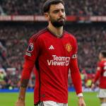 Bruno Fernandes de Manchester United sur la pelouse lors d'un derby tendu face à Manchester City