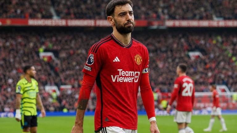 Bruno Fernandes de Manchester United sur la pelouse lors d'un derby tendu face à Manchester City