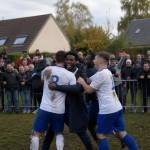 Joueurs amateurs du Wirwignes FC célébrant leur victoire au troisième tour de la Coupe de France dans une ambiance villageoise