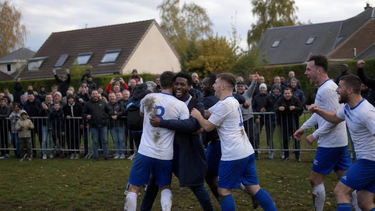 Joueurs amateurs du Wirwignes FC célébrant leur victoire au troisième tour de la Coupe de France dans une ambiance villageoise