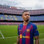 Gabriel Jesus frente a las gradas del Camp Nou, vistiendo la camiseta del FC Barcelona, ​​listo para una nueva aventura.
