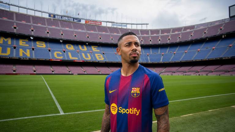 Gabriel Jesus frente a las gradas del Camp Nou, vistiendo la camiseta del FC Barcelona, ​​listo para una nueva aventura.