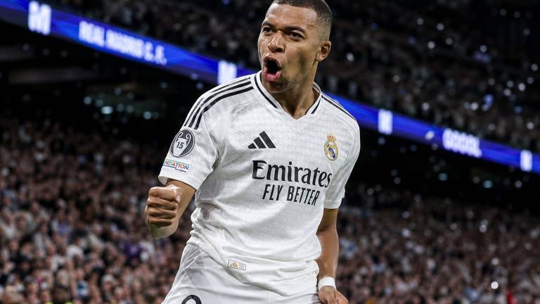 Kylian Mbappé célèbre un but avec le Real Madrid au Santiago Bernabéu pendant un match de Liga.