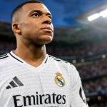 Kylian Mbappé déterminé avec le maillot du Real Madrid sur la pelouse d’un grand stade