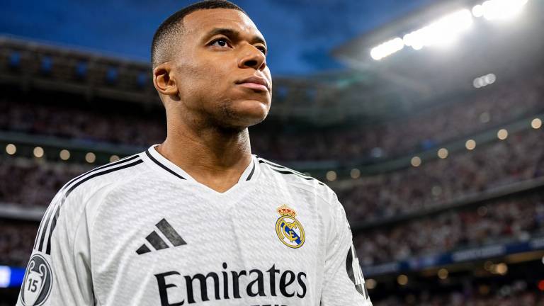 Kylian Mbappé déterminé avec le maillot du Real Madrid sur la pelouse d’un grand stade