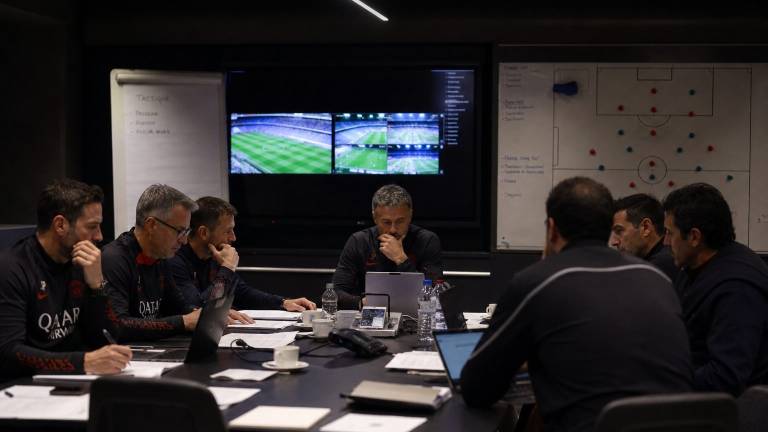 El cuerpo técnico del PSG reunido para cerrar el mercado de fichajes; el ambiente es tenso y de concentración.