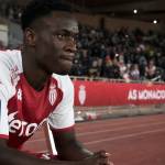 Folarin Balogun en maillot de l'AS Monaco sur le banc au stade Louis-II après l'échec de son transfert à Everton