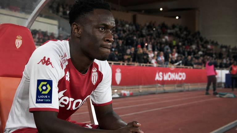 Folarin Balogun en maillot de l'AS Monaco sur le banc au stade Louis-II après l'échec de son transfert à Everton