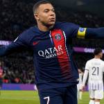 Joueur du PSG sur la pelouse du Parc des Princes lors d'un match nocturne