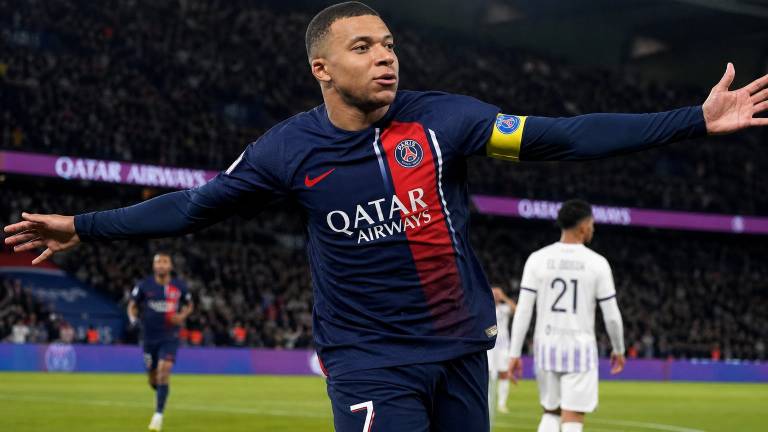 Joueur du PSG sur la pelouse du Parc des Princes lors d'un match nocturne