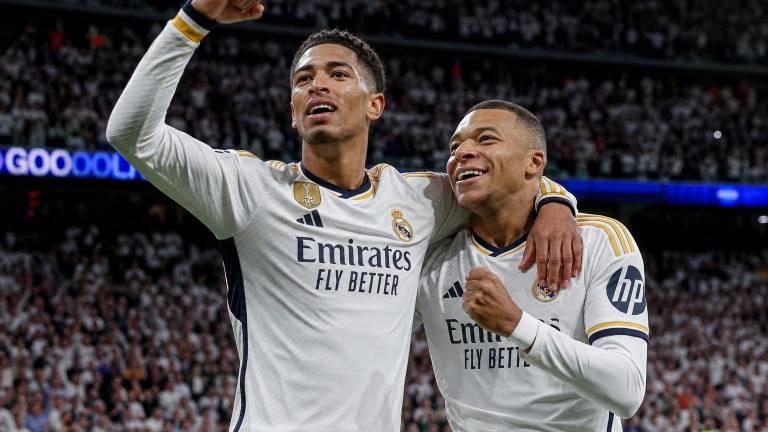 Jude Bellingham et Kylian Mbappé célèbrent un but ensemble sous le maillot du Real Madrid au Santiago Bernabéu