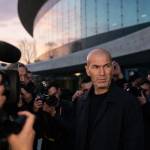 Zinedine Zidane devant la Fédération Française de Football à Paris, prêt à annoncer sa première liste.