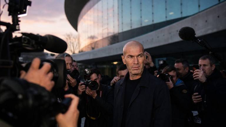 Zinedine Zidane devant la Fédération Française de Football à Paris, prêt à annoncer sa première liste.