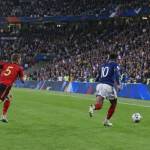 Joaquin Seys défend sur un attaquant français lors d’un match Belgique-France en Ligue des Nations, vue de côté, stade plein en arrière-pla…