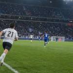Latéral n°21 courant le long de la ligne de touche lors d’un match OL-OM sous les projecteurs, foule en tribune