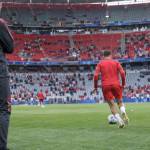 Entraînement du Bayern Munich à l'Allianz Arena, joueur de dos sous le regard de l'entraîneur