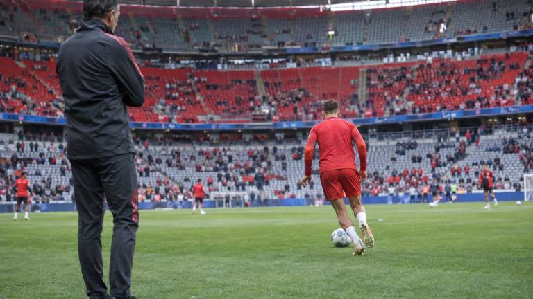 Entraînement du Bayern Munich à l'Allianz Arena, joueur de dos sous le regard de l'entraîneur