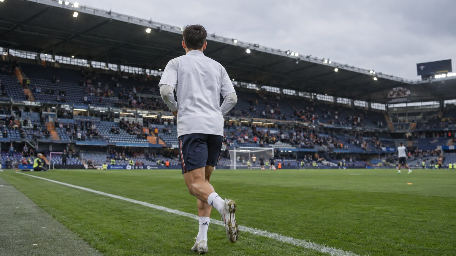 Alejandro Baldé lors d'un échauffement sur le bord du terrain, stade européen en arrière-plan.